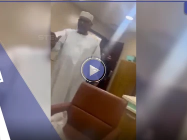 فيديو لـ البشير وهو يتجول داخل مستشفى بكامل صحته يثير غضب السودانيين