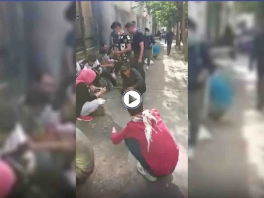 أحداث ساخنة في إيران.. شاب يحرق سيارته ويصف خامنئي بـ"الضبع" وحفلة تعاطي جماعية أمام الكاميرات (فيديو)