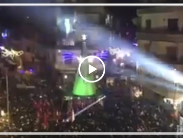 بالفيديو|| موالو النظام السوري بحلب يحتفلون بذكرى تهجير حلب الشرقية .. وينيرون شجرة الميلاد!