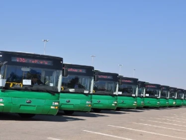 بالصور.. الصين الشعبية تُسلّم نظام الأسد 100 باص نقل داخل