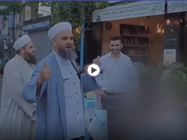بالفيديو|| ثلاثة دعاة من الشيوخ يتجولون بين المطاعم والمقاهي في إسطنبول وهكذا كانت ردة فعل الناس