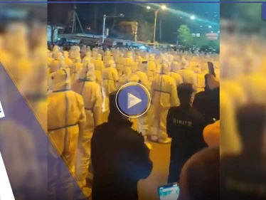 بالفيديو|| كأنهم يواجهون حرباً بيولوجية.. مئات الأشخاص في الصين يرتدون ملابس وقائية كاملة والإعلام يكشف السبب