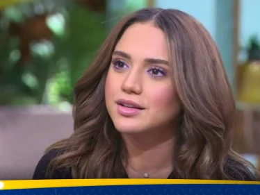 شاهد|| فنانة مصرية تتعرض لموقف محرج أمام السيسي.. والأخير يتدخل