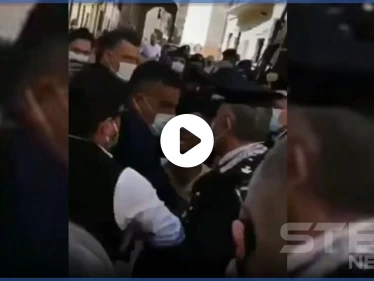 بالفيديو|| امرأة تعتدي على وزير داخلية إيطاليا السابق.. وتمزق ثيابه أمام الملأ