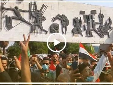 شابة عراقية تعزف موطني بساحة التحرير في بغداد ودبلوماسية غربية تصل الساحة بـالتُكتُك! (فيديو-صور)