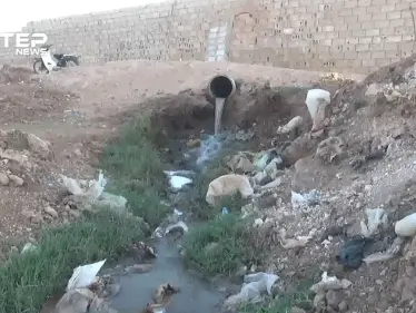معاناة إنسانية صعبة أبرزها الصرف الصحي في مخيمات اللاجئين لأهالي شمال حماة على الحدود السورية التركية - وكالة ستيب نيوز