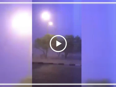 عاصفة رعدية عنيفة تضرب سلطنة عمان والمواطنون يشبهونها بيوم القيامة (فيديو)