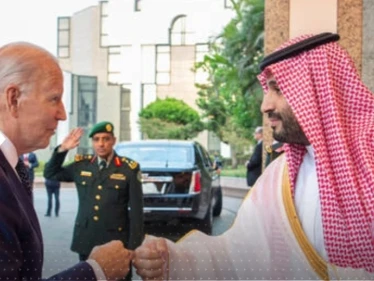 ترامب يفسر دلالة السلام بقبضة اليد بين بايدن وبن سلمان.. وينتقد الرئيس الأمريكي