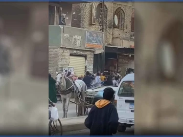 بالفيديو|| بسبب الفراغ بحياته.. رجل يلقي الأموال من شرفة منزله في مصر والشرطة تفرّق المارّة
