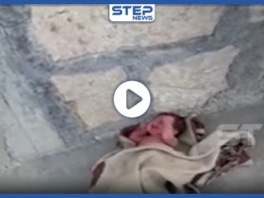 بالفيديو|| رضيعة مرمية على الرصيف شمالي حلب.. ومبادرة إنسانية تعيد لم شملها مع والدتها