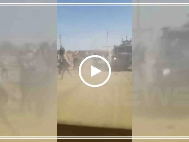 شاهد بالفيديو|| جندي روسي يوثّق بكاميرته من داخل الدورية رجم الأهالي لهم بالحجارة والأحذية