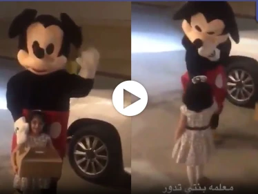 بالفيديو|| معلمة سعودية تزور طالباتها بمنازلهن وتوزيع الهدايا عليهنَّ.. وردة فعل غير متوقعة من إحدهنّ