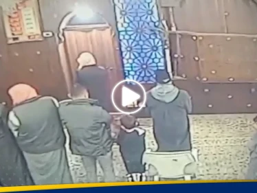 شاهد|| فيديو يشعل الأردن.. شاب يقتحم مسجد الصحابة ويطعن 4 مصلين والأمن يرد