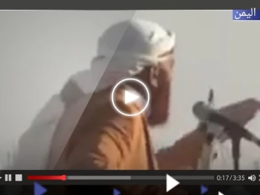 بالفيديو|| عقب انتهائه من خطبة العيد.. مجهولون يغتالون إماماً في شبوة باليمن