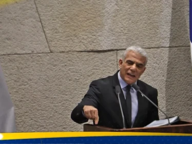 لابيد يطالب بإقالة نتنياهو ويهاجمه بعد تسريبات "كابينيت الحرب"