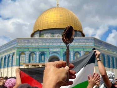 بالفيديو|| الملعقة التي هزّت أمن تل أبيب تُرفع مثيلتها في ساحات المسجد الأقصى.. والقوات الإسرائيلية تتحرك
