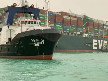السفينة "إيفرجيفن" التي جنحت بقناة السويس تحاول عبورها مجدداً وإدارة القناة تعلن الطوارئ