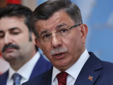 "أنت عارٌ على هذا البلد".. داود أوغلو يهاجم أردوغان ويوجه له تهماً بعد قرارٍ اتخذه الأخير