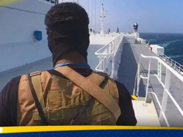 اعتلاها مسلحون بأقنعة سوداء.. انقطاع الاتصال بسفينة تجارية قرب سواحل سلطنة عُمان