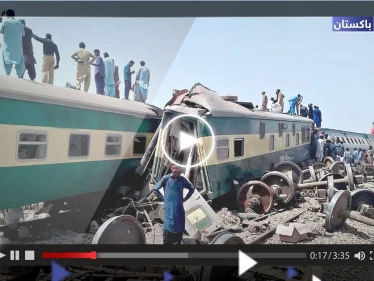 بالفيديو|| مقتل 15 شخصاً على الأقل بعد انحراف قطار عن مساره في باكستان