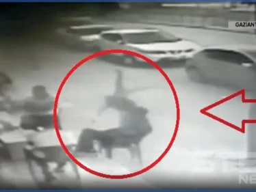 بالفيديو || نجا بأعجوبة.. سقوط طفل سوري من الطابق الثالث على رجل تركي في عنتاب التركيّة