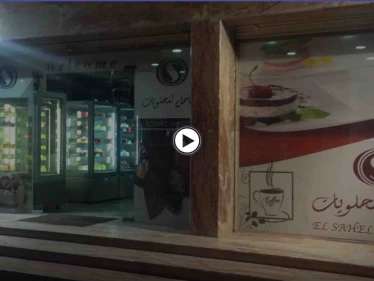 بالفيديو|| امرأة تضع السحر وتقوم بحركات وشعوذات غريبة أمام مجموعة الساحل للحلويات في طرابلس