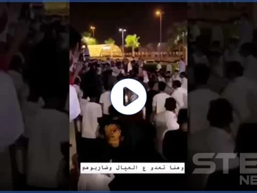 بالفيديو|| إحدى الفتيات مرمية بين عشرات الشبان.. مشاجرة جماعية في مكان عام بالسعودية