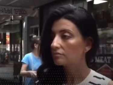 مسؤولة أمريكية تتعرض لموقف محرج وسط الشارع.. "قبلة على الهواء"