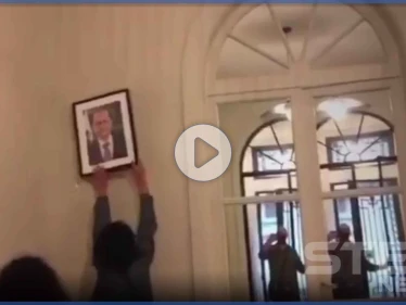 بالفيديو|| لحظة اقتحام القنصلية اللبنانية في باريس وتحطيم صورة عون فيها