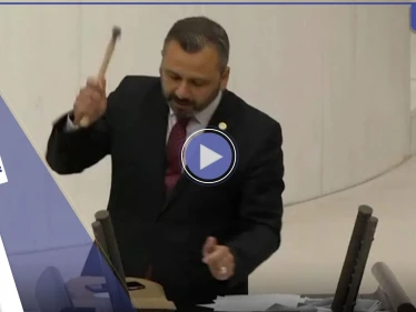 بالفيديو|| نائب تركي يحطم هاتفه بمطرقة داخل البرلمان