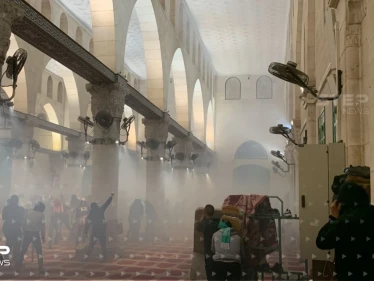 بالفيديو|| القوات الإسرائيلية تطلق الرصاص الحي في قلب المسجد الأقصى وتوقع عشرات الإصابات