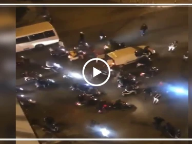 بالفيديو|| المتظاهرون اللبنانيون يتجمهرون أمام منزل رئيس الحكومة الجديد.. والهتافات تطالبه بالرحيل