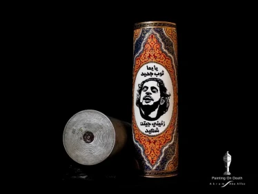 فنان سوري يخلد ذكرى الشهيد عبد الباسط الساروت على مخلفات القذائف (صور)