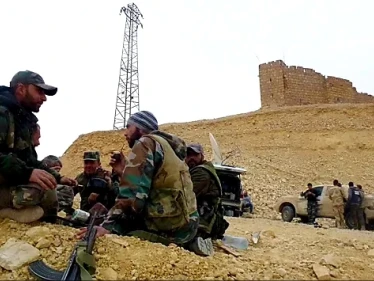 تنظيم "داعش" يشنّ هجوماً مباغتاً في دير الزور ويسيطر على جبل استراتيجي ويقترب من حقل نفطي - وكالة ستيب نيوز