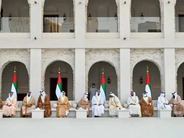 بالفيديو|| نجل ولي عهد أبو ظبي يتزوج ضمن حفل زفاف جماعي.. عروض شعبية وأهازيج تراثية