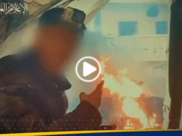 مقاتل التقط "سيلفي" مع دبابة متفحمة.. القسام تنشر مشاهد لتدمير آليات إسرائيلية (فيديو)