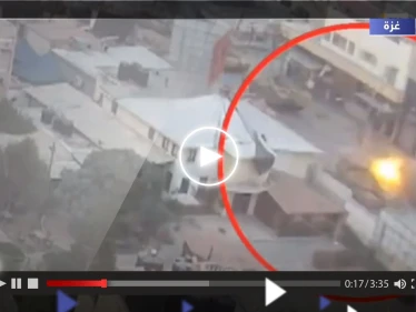 شاهد|| لحظة استهداف دبابة إسرائيلية وسط غزة واجبار المدرعات الأخرى على الانسحاب