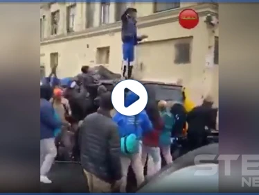 بالفيديو|| على طريقة روبن هود .. متظاهر أمريكي سرق مصرفًا ووزّع المال بالهواء على المتظاهرين