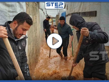 بالفيديو|| أحد مخيمات الشمال السوري غارق بالوحل والأمطار.. والأهالي يناشدون الدفاع المدني