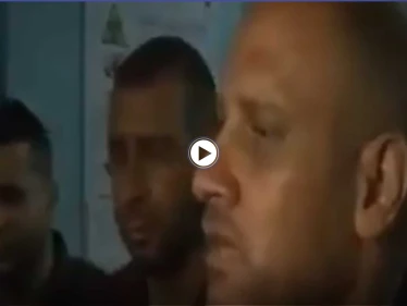 بالفيديو|| لحظة مؤثرة لوالد عائلة شهداء أبو حطب عند معرفته بنجاة أحد أفراد أسرته