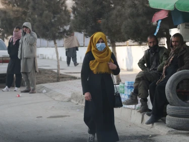 بالفيديو|| "أرجوك لا تضربها".. مسن أفغاني يبيع ابنته البالغة 9 سنوات كعروس لرجل كبير ويتوسل له باكياً