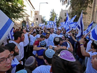 بالفيديو|| "الموت للعرب".. المسيرة الإسرائيلية المستفزة تجوب أحياء القدس ومواجهات عنيفة بين الشرطة الإسرائيلية وفلسطينيين