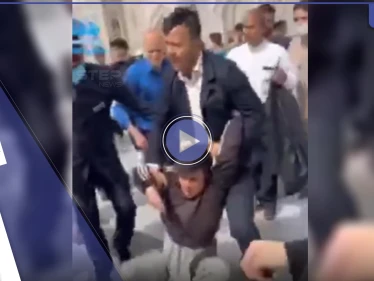 شاهد|| مهاجم يقتحم أشهر ضريح شيعي في إيران.. ويطعن 3 رجال دين وفيديو يوثق لحظة القبض على الفاعل