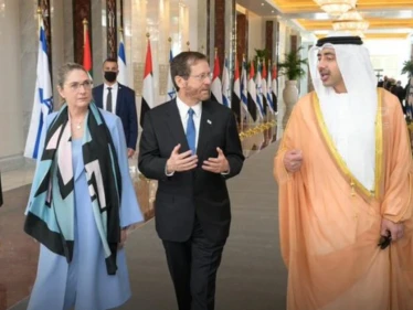رئيس إسرائيل يصل أبوظبي في زيارة تاريخية هي الأولى