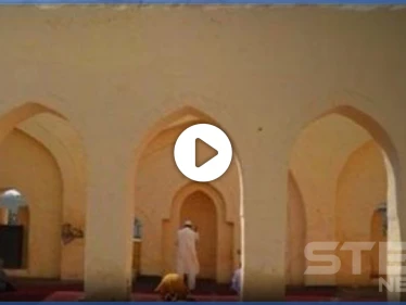 بالفيديو|| كتابات تشوه جدران مسجد البيعة في السعودية.. رغم قيمته التاريخية