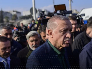 أردوغان يعتذر لسكان مدينة تركية عقب الزلزال المدمّر