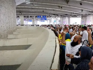 أكثر من مليون حاج يرمون جمرة العقبة في منى - وكالة ستيب نيوز