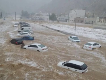 مقتل 13 يمنياً بينهم طفلان في سيول جراء الأمطار الغزيرة.. والأرصاد الجوية تحذّر