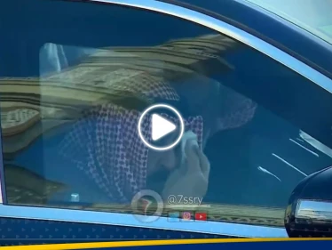 فيديو تأثر أمير الكويت الجديد لحظة دفن الشيخ نواف يثير تفاعل على مواقع التواصل