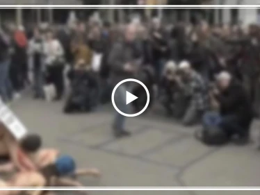 بالفيديو|| عشرات الناشطين من النساء والرجال عراة تمامًا في برشلونة.. والقصة!